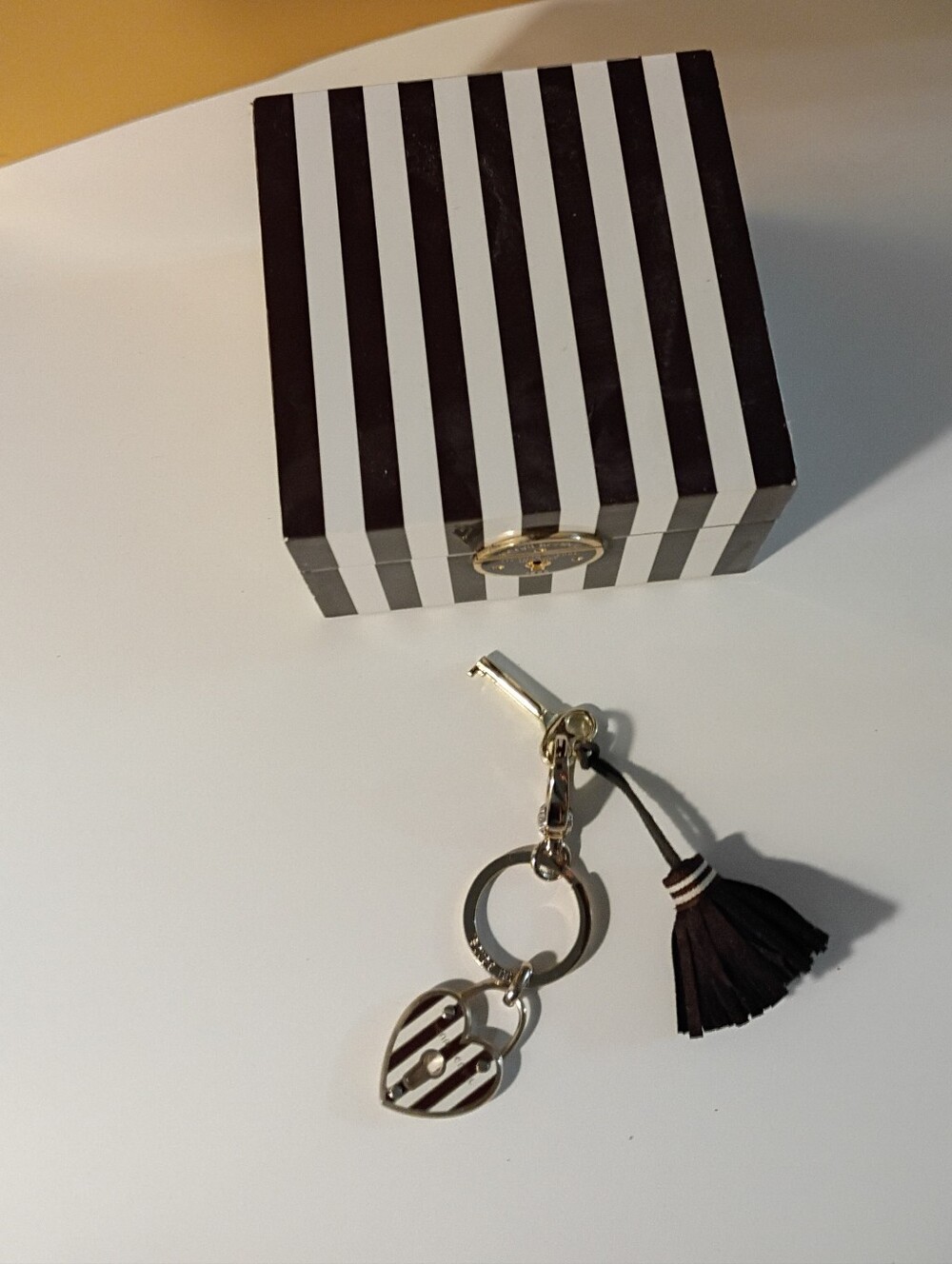 Henri Bendel Brown & White Striped Small Jewelry Box with Heart Tassel Keychain - Picture 3 of 10